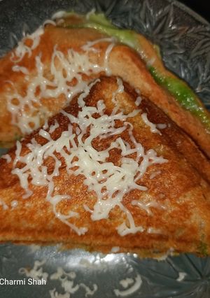 ચટણી ચીઝ ટોસ્ટ (Chutney Cheese Toast Recipe In Gujarati) રેસીપી મુખ્ય ફોટો