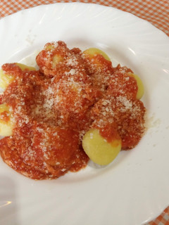 Una foto de Gnocchi de queso con tomate y atún Exprés