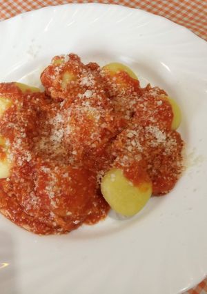 Una foto de Gnocchi de queso con tomate y atún Exprés