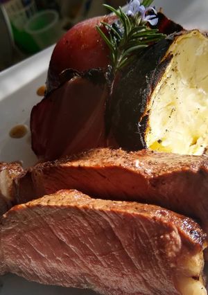 Una foto de Bife de chorizo asado con verduras