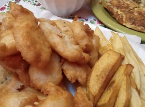 Una foto de Lenguado, merluza y pejerrey...fish & chips...o algo así