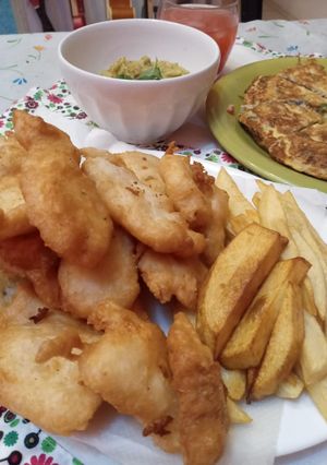 Una foto de Lenguado, merluza y pejerrey...fish & chips...o algo así