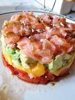Una foto de Tartar de salmón, mango y aguacate