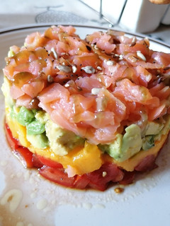 Una foto de Tartar de salmón, mango y aguacate