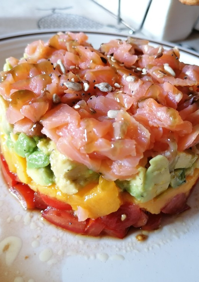 Una foto de Tartar de salmón, mango y aguacate