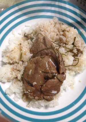 Una foto de Carne con ciboullete y arroz