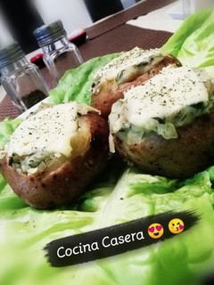 Una foto de Papas 🥔 gratinadas 🧀 rellenas de acelgas ¡¡¡Al horno!!! 😍