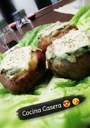 Una foto de Papas 🥔 gratinadas 🧀 rellenas de acelgas ¡¡¡Al horno!!! 😍