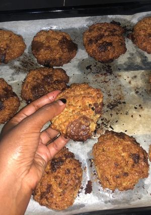 A picture of Oat chocolate chip cookies.