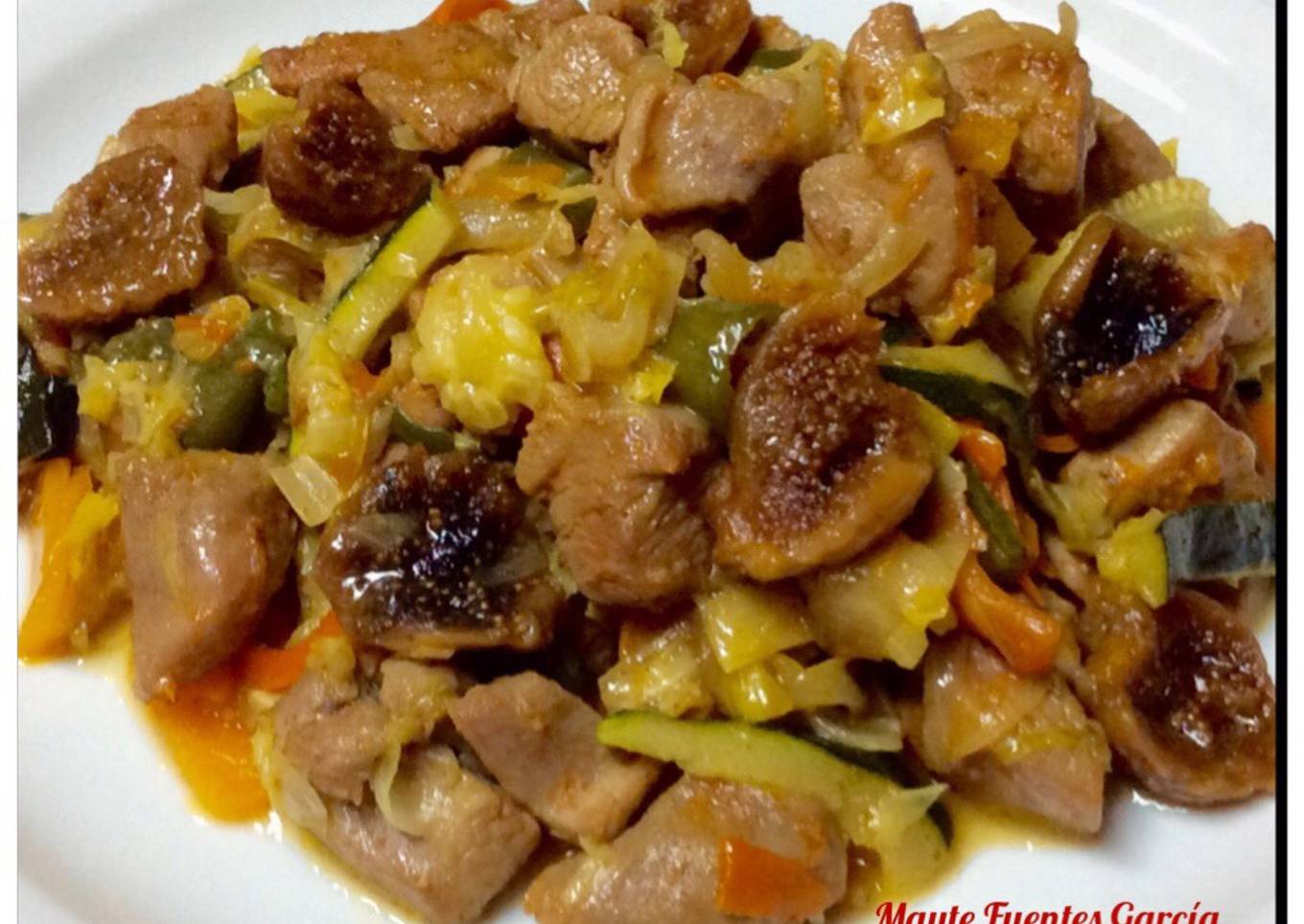 Pavo adobado con higos y verduras