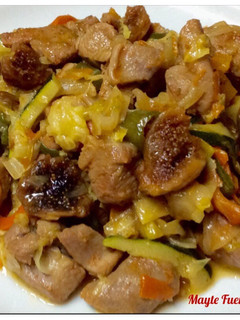 Una foto de Pavo adobado con higos y verduras