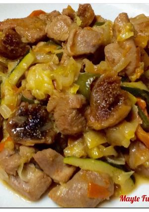 Una foto de Pavo adobado con higos y verduras