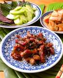 Thịt Rang Cháy Cạnh Cuốn Kim Chi