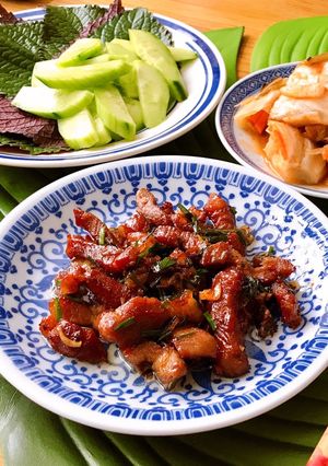 Hình của món Thịt Rang Cháy Cạnh Cuốn Kim Chi.