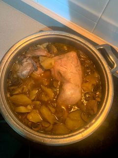 Una foto de Pollo en salsa con patatas