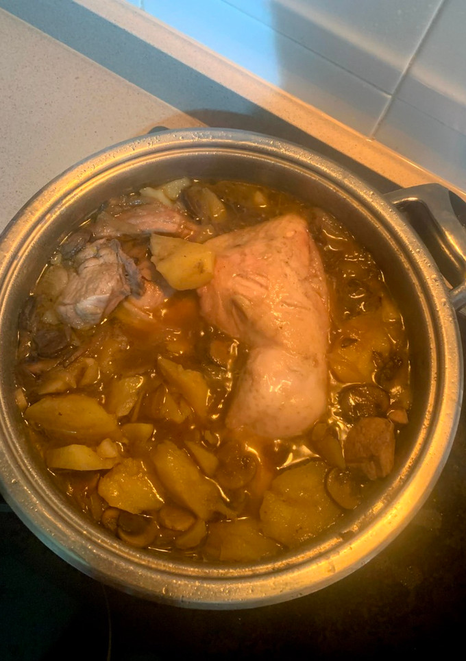 Una foto de Pollo en salsa con patatas