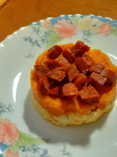 Una foto de Timbal picante de huevos con chorizo y puré de calabaza