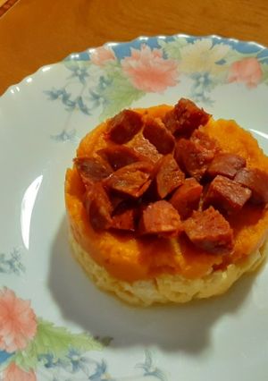 Una foto de Timbal picante de huevos con chorizo y puré de calabaza