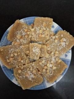 સુખડી (Sukhdi Recipe In Gujarati) રેસીપી મુખ્ય ફોટો