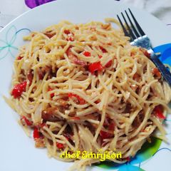 A picture of Spaghetti with crayfish and egg.