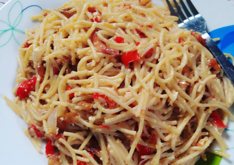 Spaghetti with crayfish and egg