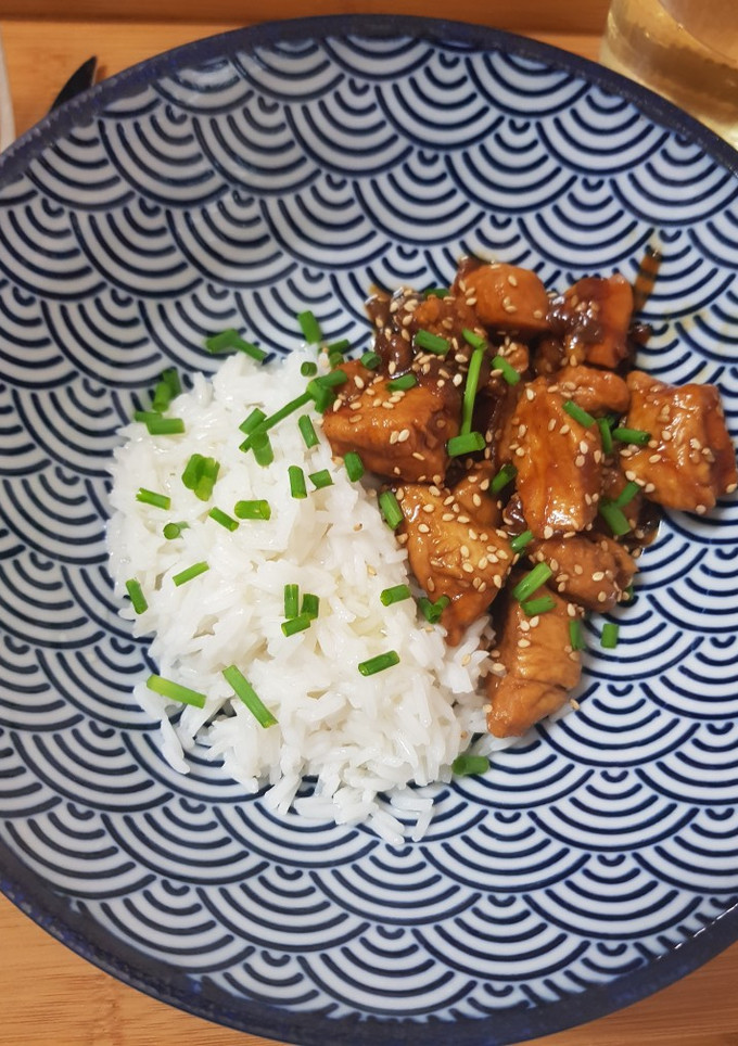 Una foto de Pollo Teriyaki con arroz basmati