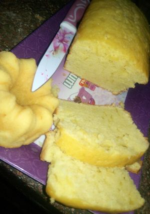 A picture of Lemon pound cake.