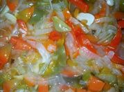 Una foto de cebollas en escabeche