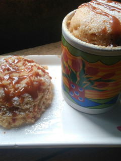 Una foto de Torta individual en taza de dulce de leche en dos minutos ☕