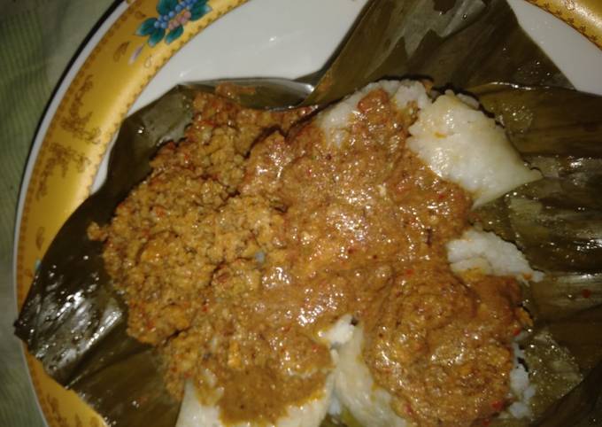 Lontong isi oncom sambel kacang