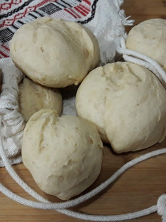 Una foto de Bollitos de pan con queso cremoso Tm5
