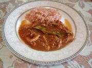 Una foto de tomate cebolla pollo