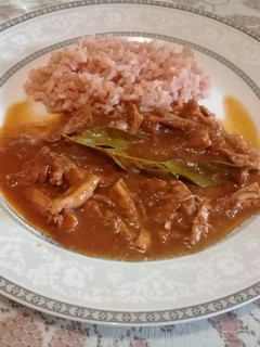 Una foto de Pollo en salsa de tómate 🍗🍅