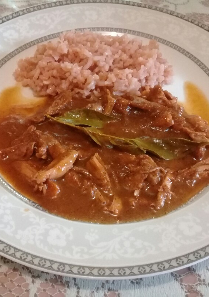 Una foto de Pollo en salsa de tómate 🍗🍅