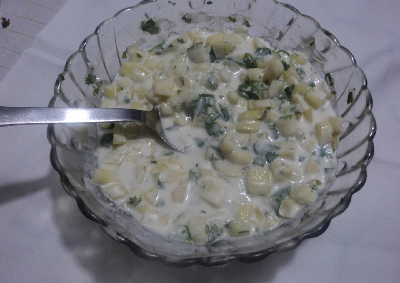 Ensalada de jocoque, jícama y hierba santa