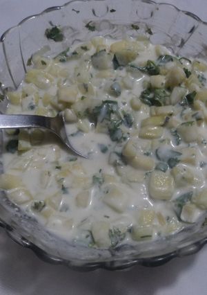 Una foto de Ensalada de jocoque, jícama y hierba santa