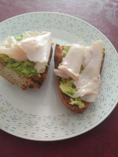 Una foto de Tosta de pan de espelta pechuga de pavo y aguacate