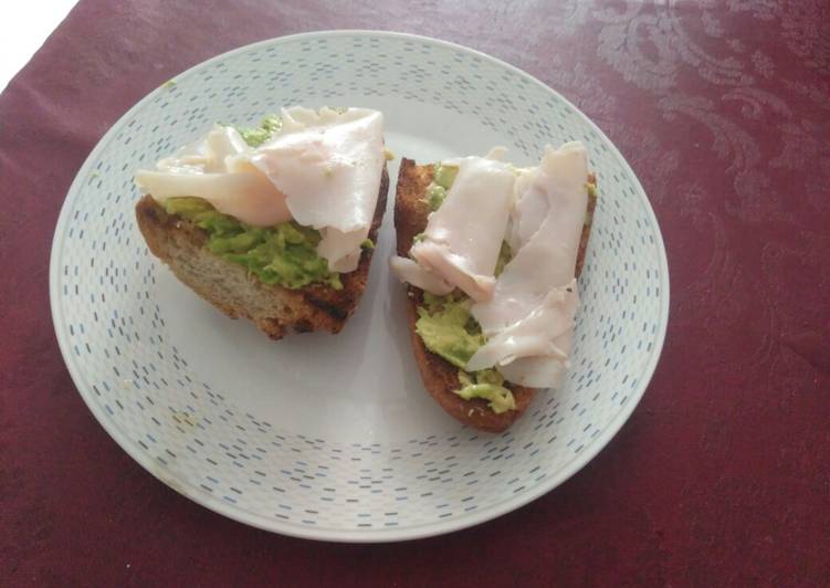 Tosta de pan de espelta pechuga de pavo y aguacate