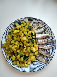 Una foto de Salteado con cúrcuma y sardinas en AO