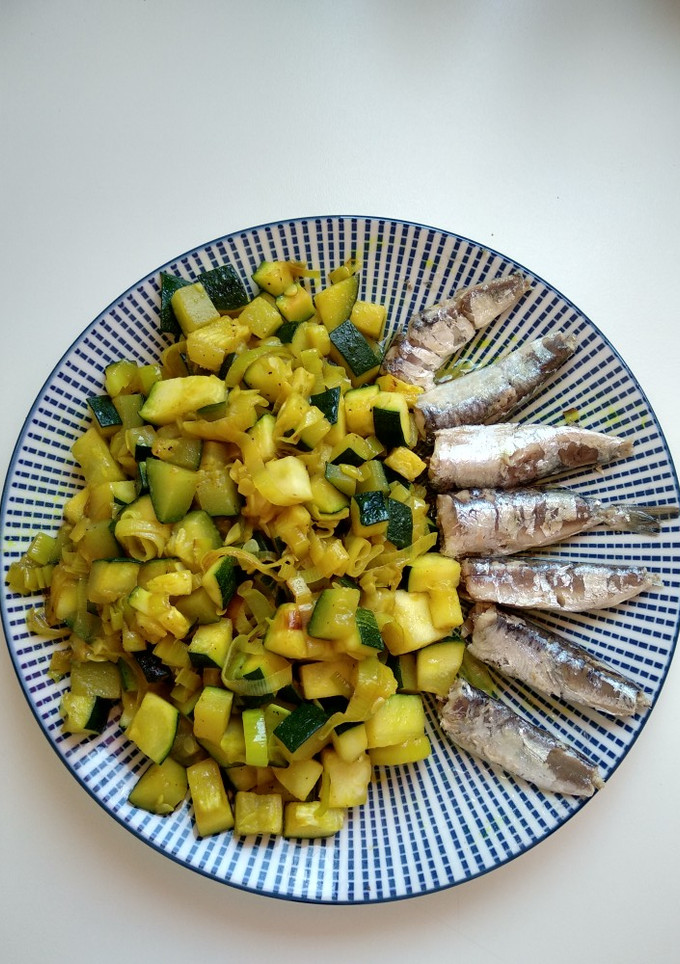 Una foto de Salteado con cúrcuma y sardinas en AO