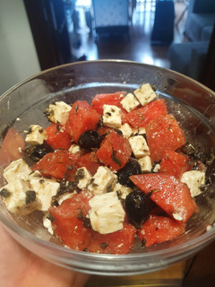 Una foto de Ensalada de sandía y queso feta con vinagreta de olivada