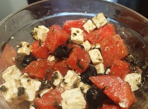 Una foto de Ensalada de sandía y queso feta con vinagreta de olivada