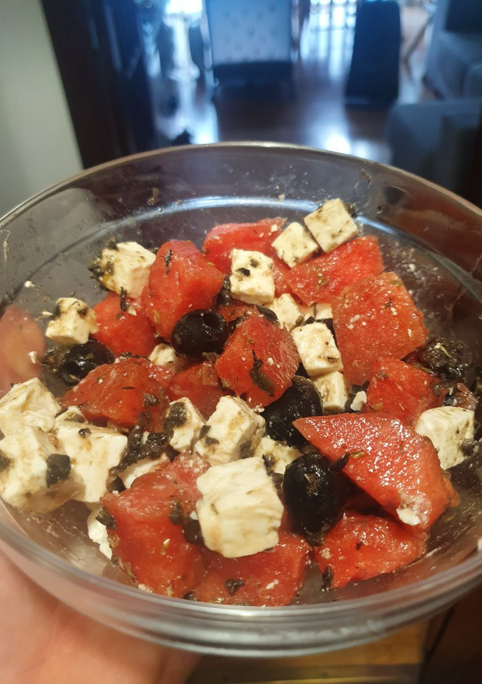 Una foto de Ensalada de sandía y queso feta con vinagreta de olivada