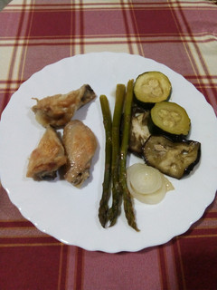 Una foto de Alitas con verduras
