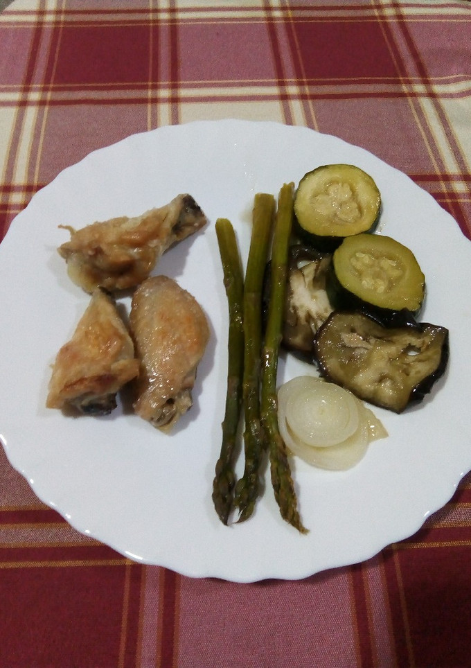Una foto de Alitas con verduras