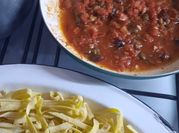Una foto de salsa con anchoas o puttanesca