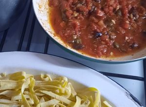 Una foto de Cintas caseras y salsa puttanesca a mi forma