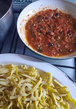 Una foto de Cintas caseras y salsa puttanesca a mi forma