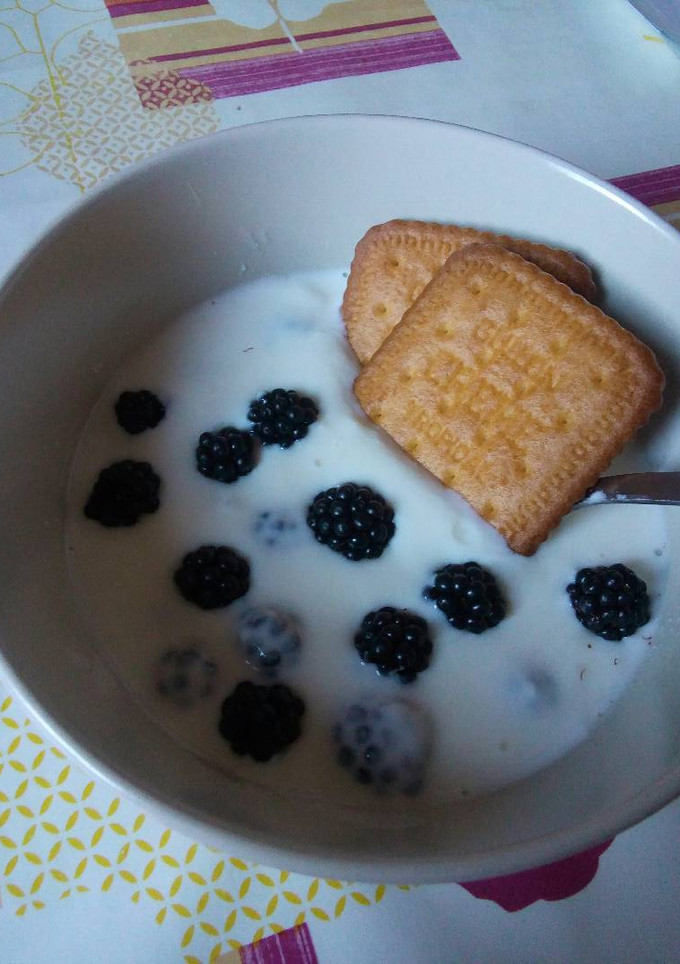 Una foto de Yogurt natural con soja y moras (perfecto en el embarazo)