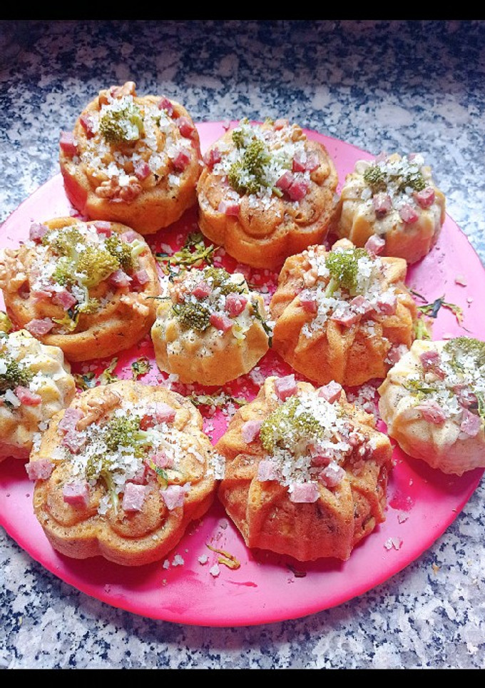 Una foto de Muffins salados de calabacín y jamón 🥦🧀
